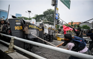 Demo “Revolusi Rakyat Indonesia” di Depan Gedung DPR Jadi Sorotan