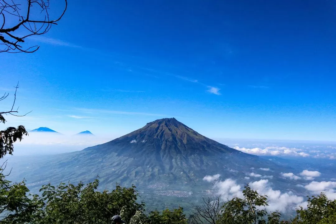 Pesona Gunung Sumbing: Panduan Lengkap Mendaki “Atap” Jawa Tengah yang Bikin Nagih!